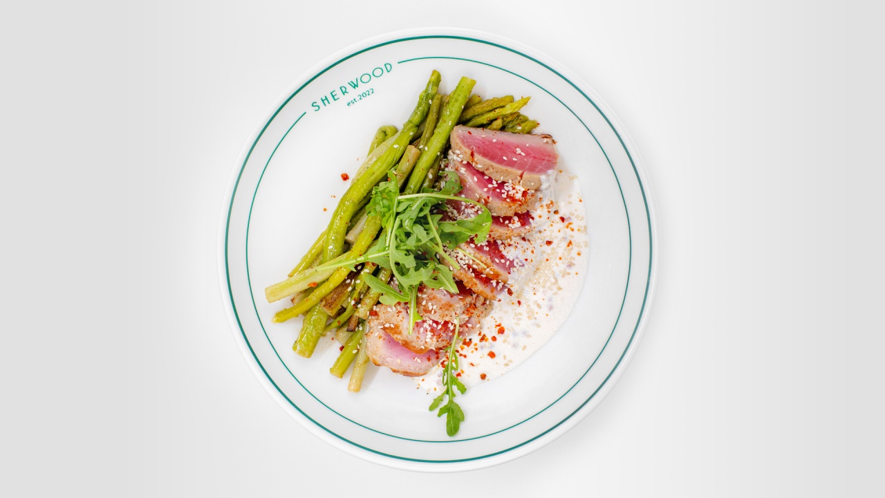 Тунец со спаржей и соусом «Шампань»