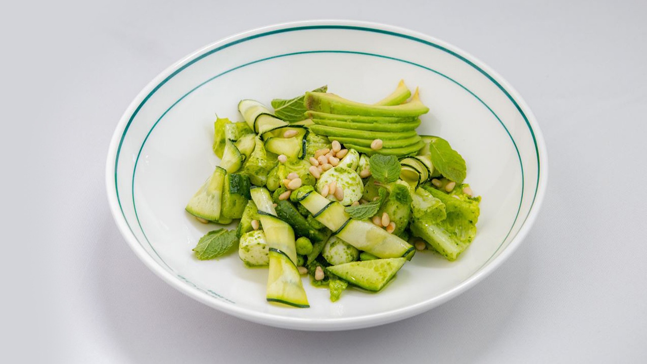 Зелёный салат с авокадо, моцареллой и кедровыми орехами