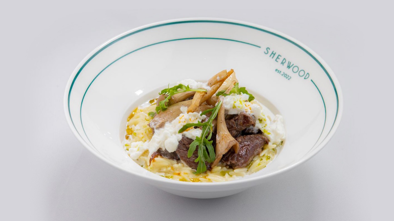 Говяжья вырезка с орзо, грибами и сливочной страчателлой